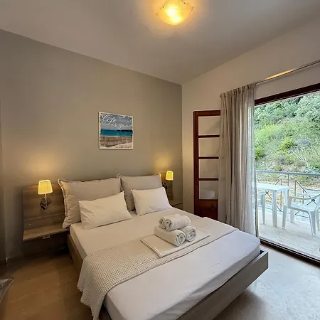 Theros Aparthotel