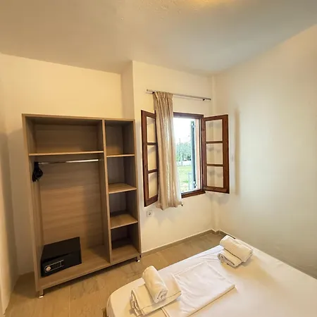 Theros Aparthotel 3*