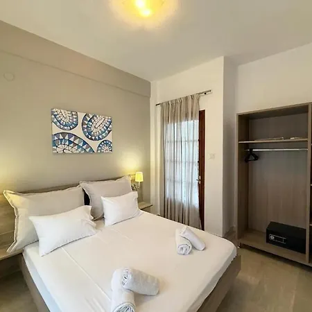Theros Aparthotel