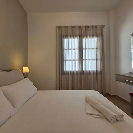 Theros מלון דירות 3*