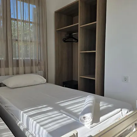 Theros מלון דירות 3*