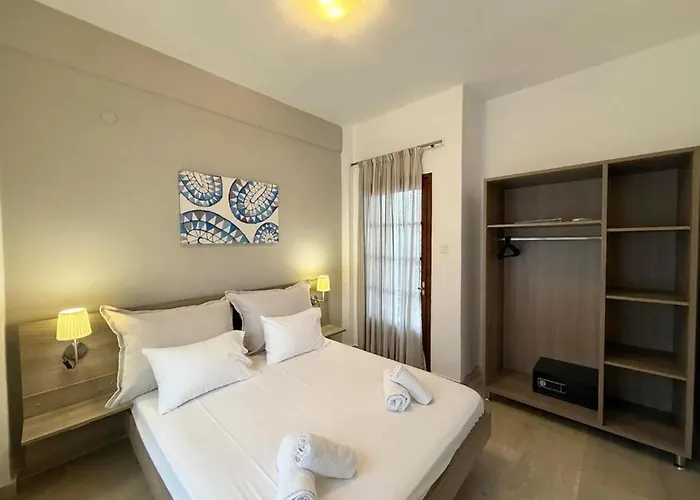 Theros Aparthotel