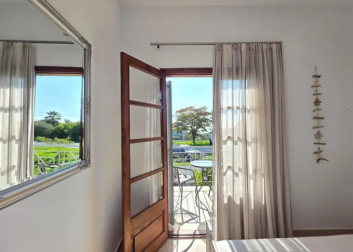 Theros Aparthotel